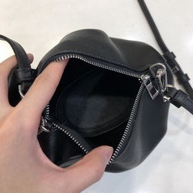 Сумка Elephant от Loewe Добавляя игривости к дизайну сумки, эта с