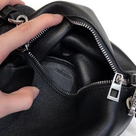 Сумка Elephant от Loewe Добавляя игривости к дизайну сумки, эта с