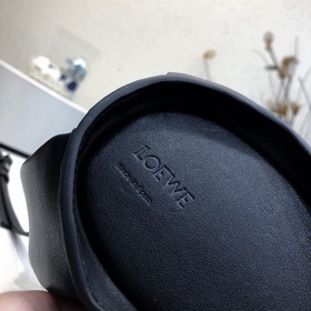 Сумка Elephant от Loewe Добавляя игривости к дизайну сумки, эта с