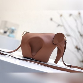 Сумка Elephant от Loewe Добавляя игривость к дизайну сумки, эта с