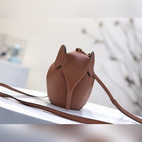 Сумка Elephant от Loewe Добавляя игривость к дизайну сумки, эта с