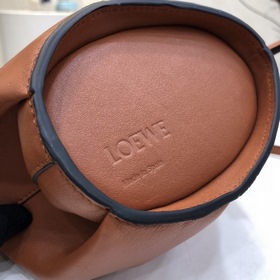Сумка Elephant от Loewe Добавляя игривость к дизайну сумки, эта с