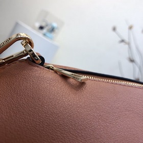 Сумка Elephant от Loewe Добавляя игривость к дизайну сумки, эта с