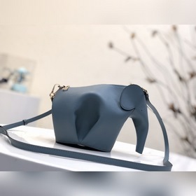 Сумка Elephant от Loewe Добавляя игривость к дизайну сумки, эта с