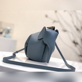 Сумка Elephant от Loewe Добавляя игривость к дизайну сумки, эта с