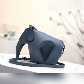 Сумка Elephant от Loewe Добавляя игривость к дизайну сумки, эта с