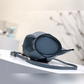Сумка Elephant от Loewe Добавляя игривость к дизайну сумки, эта с