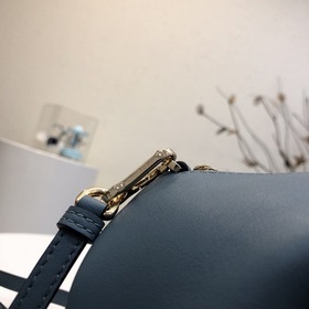 Сумка Elephant от Loewe Добавляя игривость к дизайну сумки, эта с
