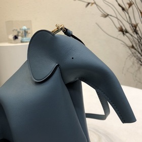 Сумка Elephant от Loewe Добавляя игривость к дизайну сумки, эта с