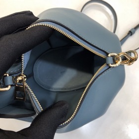 Сумка Elephant от Loewe Добавляя игривость к дизайну сумки, эта с
