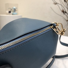 Сумка Elephant от Loewe Добавляя игривость к дизайну сумки, эта с