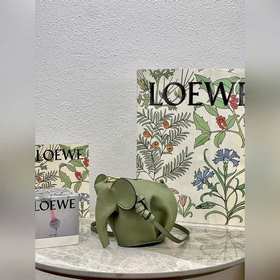Сумка Elephant от Loewe Добавляя игривости к дизайну сумки, эта с