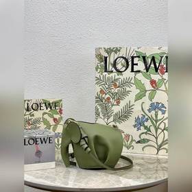 Сумка Elephant от Loewe Добавляя игривости к дизайну сумки, эта с
