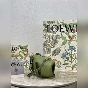 Сумка Elephant от Loewe Добавляя игривости к дизайну сумки, эта с