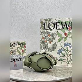 Сумка Elephant от Loewe Добавляя игривости к дизайну сумки, эта с