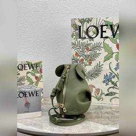 Сумка Elephant от Loewe Добавляя игривости к дизайну сумки, эта с