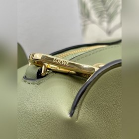 Сумка Elephant от Loewe Добавляя игривости к дизайну сумки, эта с