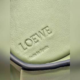 Сумка Elephant от Loewe Добавляя игривости к дизайну сумки, эта с