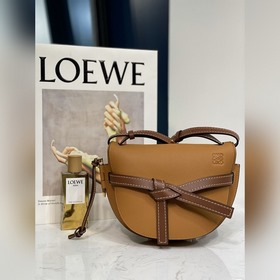 Сумка через плечо Gate от Loewe Полукруглая форма с бантиком прив