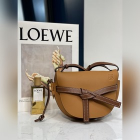 Сумка через плечо Gate от Loewe Полукруглая форма с бантиком прив