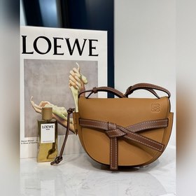 Сумка через плечо Gate от Loewe Полукруглая форма с бантиком прив