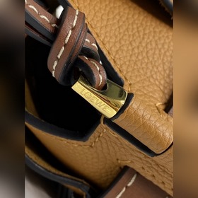 Сумка через плечо Gate от Loewe Полукруглая форма с бантиком прив