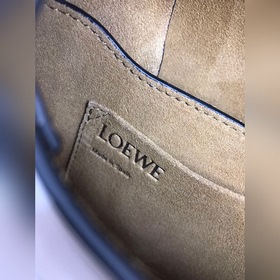 Сумка через плечо Gate от Loewe Полукруглая форма с бантиком прив