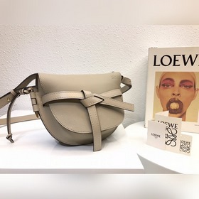 Сумка-седелька Gate от Loewe, кожа личи светло-овсяного цвета Не