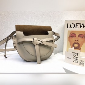 Сумка-седелька Gate от Loewe, кожа личи светло-овсяного цвета Не