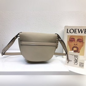 Сумка-седелька Gate от Loewe, кожа личи светло-овсяного цвета Не