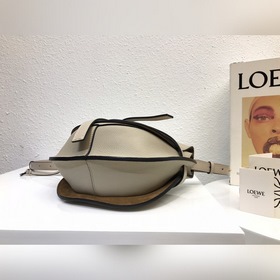 Сумка-седелька Gate от Loewe, кожа личи светло-овсяного цвета Не