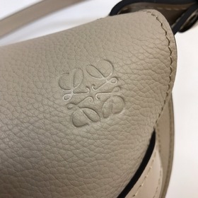 Сумка-седелька Gate от Loewe, кожа личи светло-овсяного цвета Не