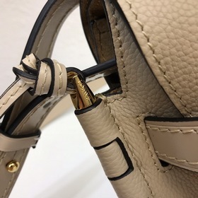Сумка-седелька Gate от Loewe, кожа личи светло-овсяного цвета Не