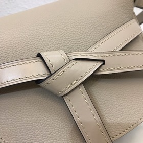 Сумка-седелька Gate от Loewe, кожа личи светло-овсяного цвета Не