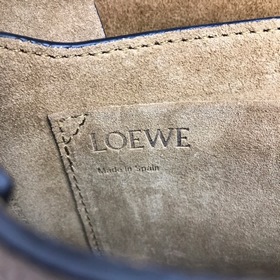Сумка-седелька Gate от Loewe, кожа личи светло-овсяного цвета Не