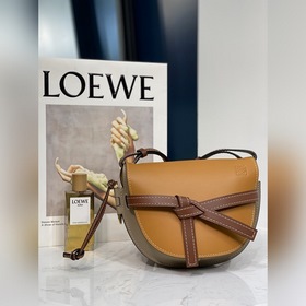 Сумка через плечо Gate от Loewe Заметный полукруглый силуэт, укра