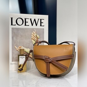 Сумка через плечо Gate от Loewe Заметный полукруглый силуэт, укра
