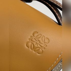 Сумка через плечо Gate от Loewe Заметный полукруглый силуэт, укра