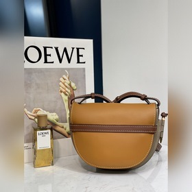 Сумка через плечо Gate от Loewe Заметный полукруглый силуэт, укра