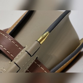 Сумка через плечо Gate от Loewe Заметный полукруглый силуэт, укра