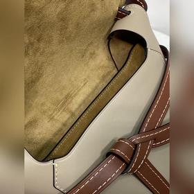 Сумка через плечо Gate от Loewe Заметный полукруглый силуэт, укра