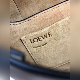 Сумка через плечо Gate от Loewe Заметный полукруглый силуэт, укра
