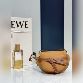 MiniGate мини-сумка от Loewe Компактная сумка с игривым дизайном