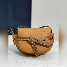 MiniGate мини-сумка от Loewe Компактная сумка с игривым дизайном