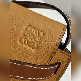 MiniGate мини-сумка от Loewe Компактная сумка с игривым дизайном