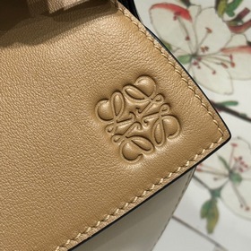 Loewe Puzzle кофейный Сумка через плечо Большой объем, идеально 