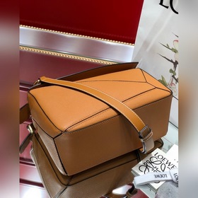 Сумка через плечо PUZZLE от Loewe, карамельный цвет с зернистой т