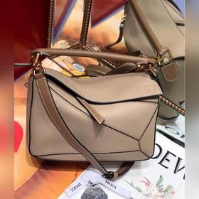 Сумка через плечо PUZZLE от Loewe Большой объем, идеально подход