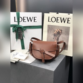 Сумка Loewe Gate Dual Сумка легко вмещает мобильный телефон и пов