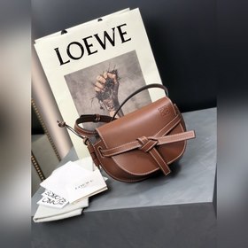 Сумка Loewe Gate Dual Сумка легко вмещает мобильный телефон и пов